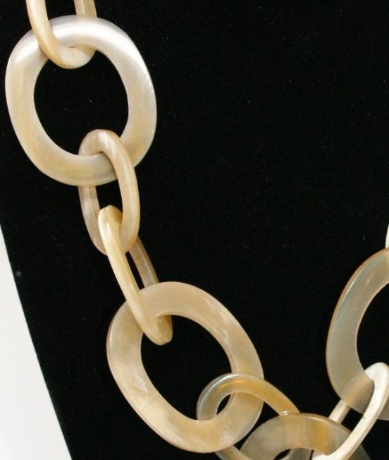 Capella Horn Oxhorn large oval link necklace - Close Up
