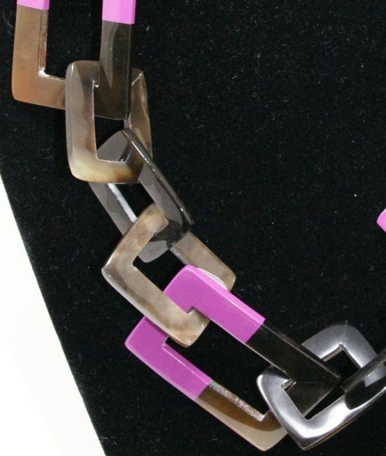 Indochineur Oxhorn Rectangular link necklace with lilac lacquer - Close upc lacquer - Close upchineur Oxhorn Rectangular link necklace with lilac lacquer - close up