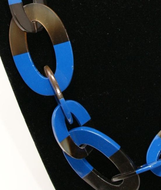 Oxhorn oval link necklace with blue lacquer - Close up