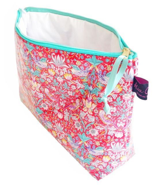 Waterproof Strawberry Thief Washbag Zip feature